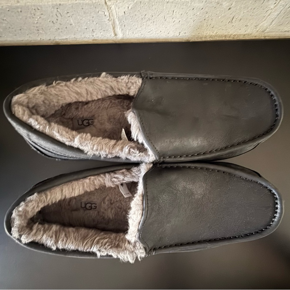 NEW UGG Men's Ascot Black Leather Slip-On Loafers - Picture 2 of 6